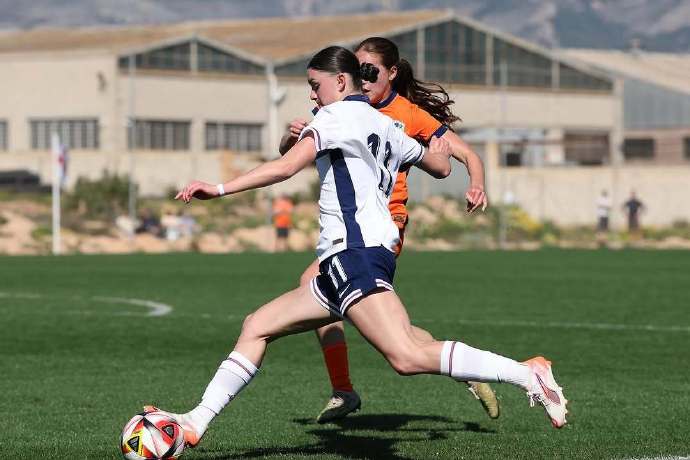 aoa体育体育官方登录入口-英格兰女足球员练习互相竞争提高战术水平的简单介绍