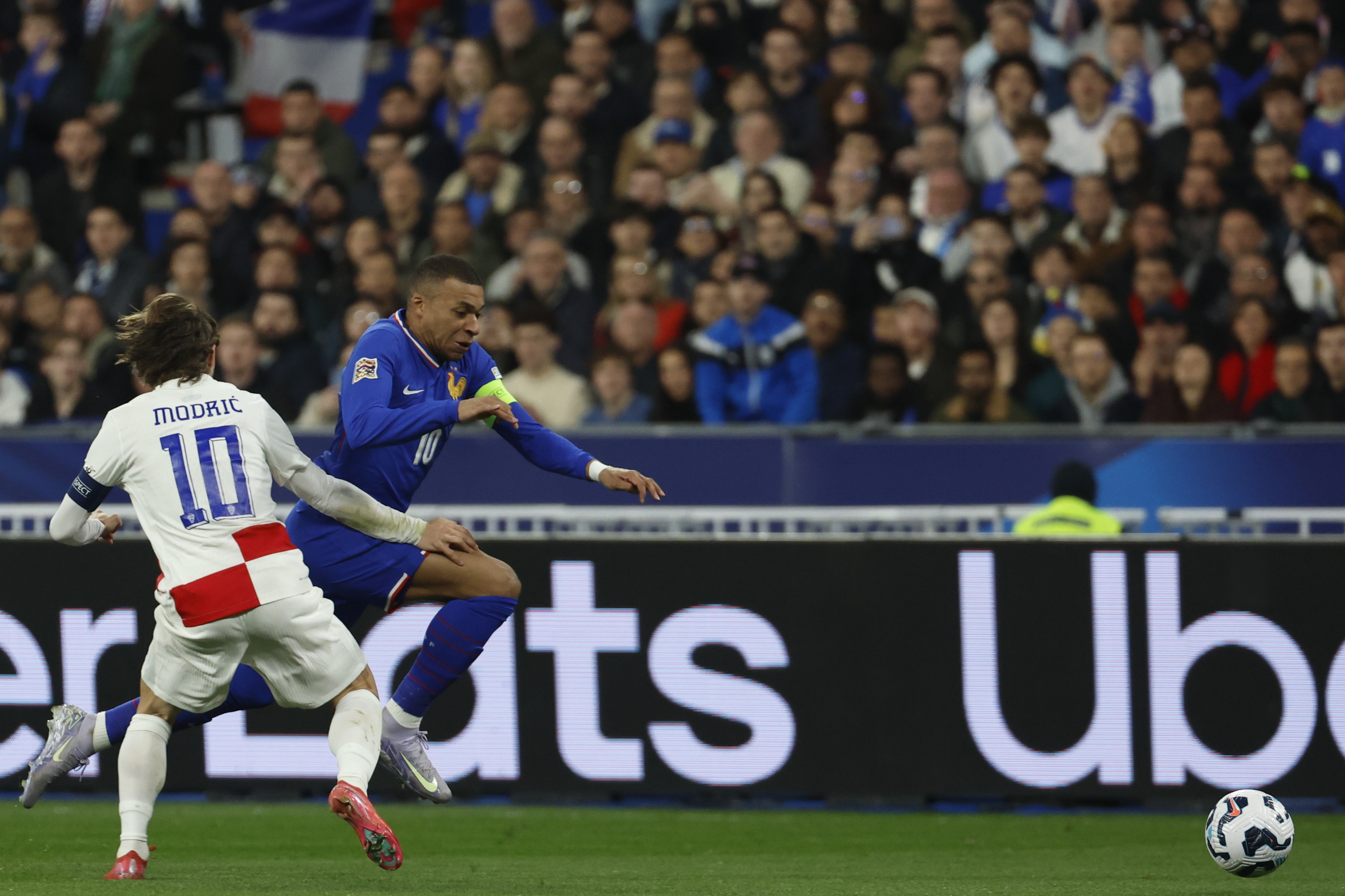 aoa体育体育登录-包含欧国联比赛纷争不断：裁判吹罚引争议的词条