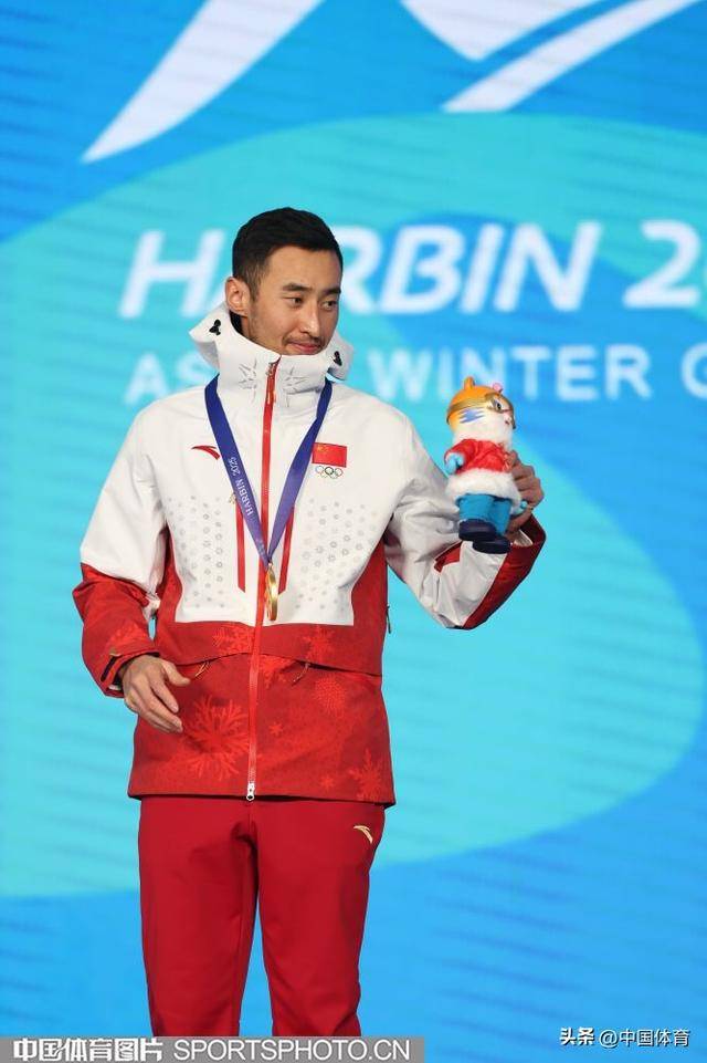 关于中国选手力压群雄，登上拳击比赛领奖台的信息