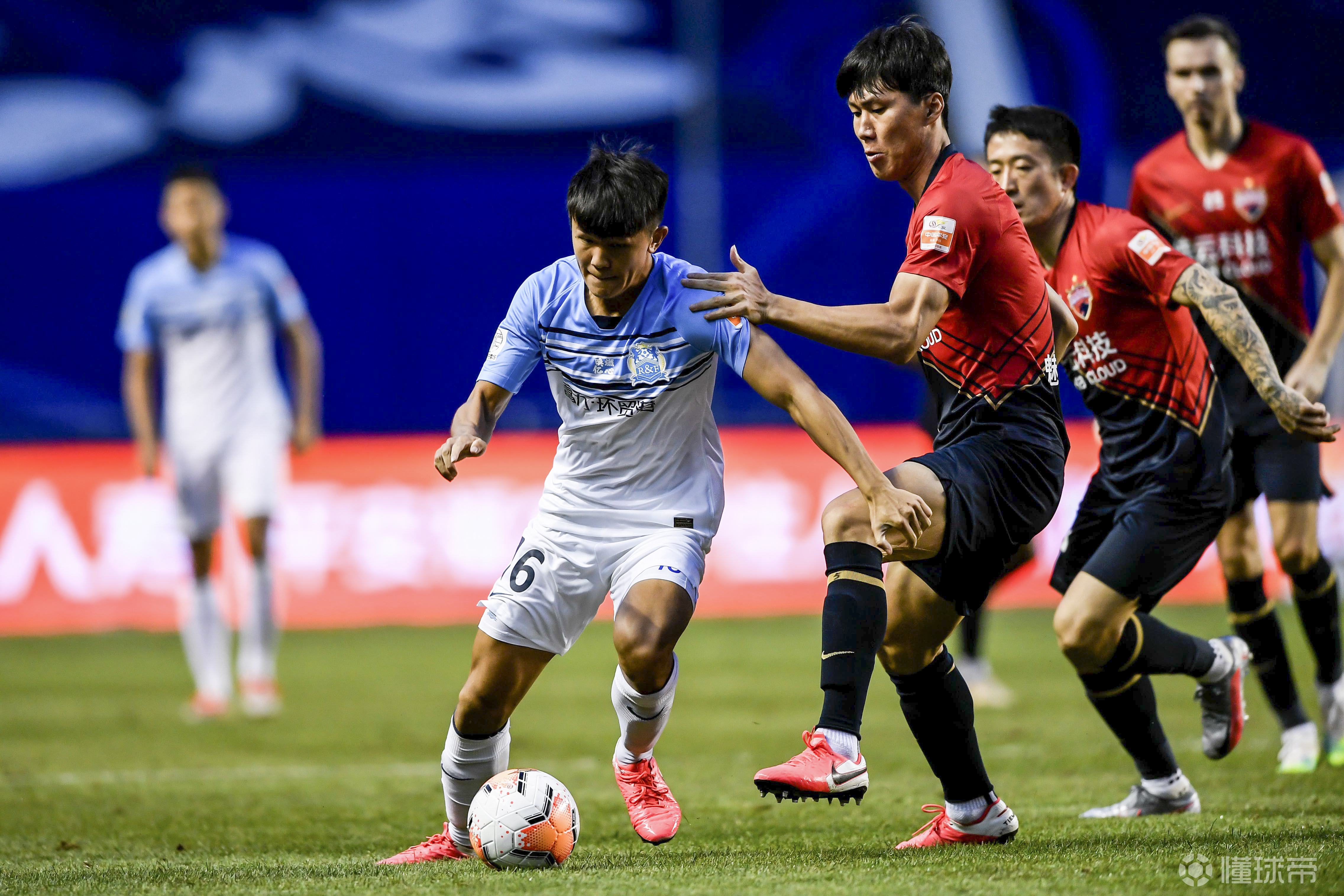 aoa体育-包含深圳佳兆业遭遇队内危机，客场被广州富力击败的词条