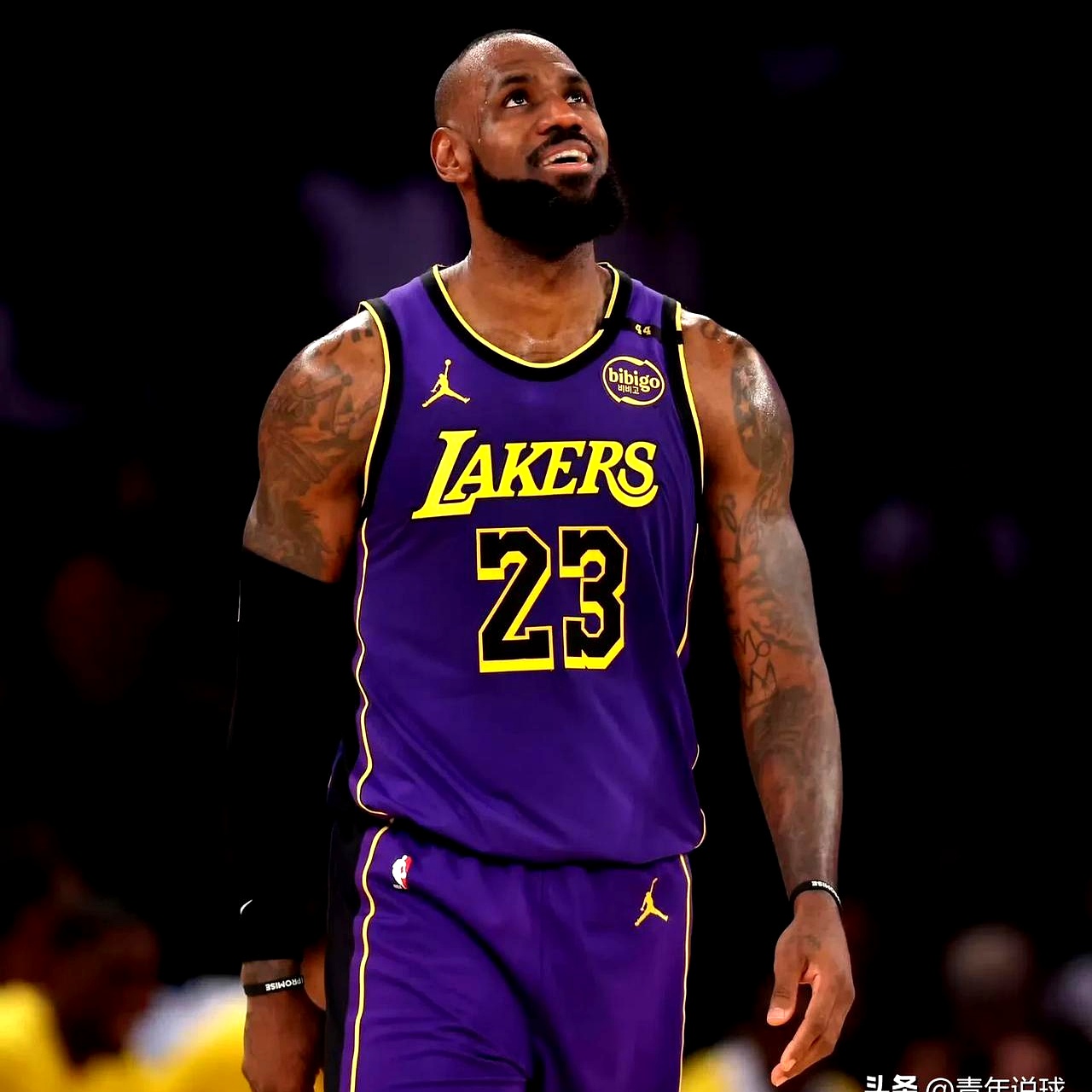 aoa体育体育入口-詹姆斯单节16分，湖人反扑领先勇士