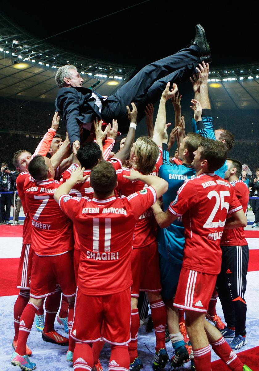 包含慕尼黑拜仁队在比赛中展现强大实力，轻松战胜对手的词条