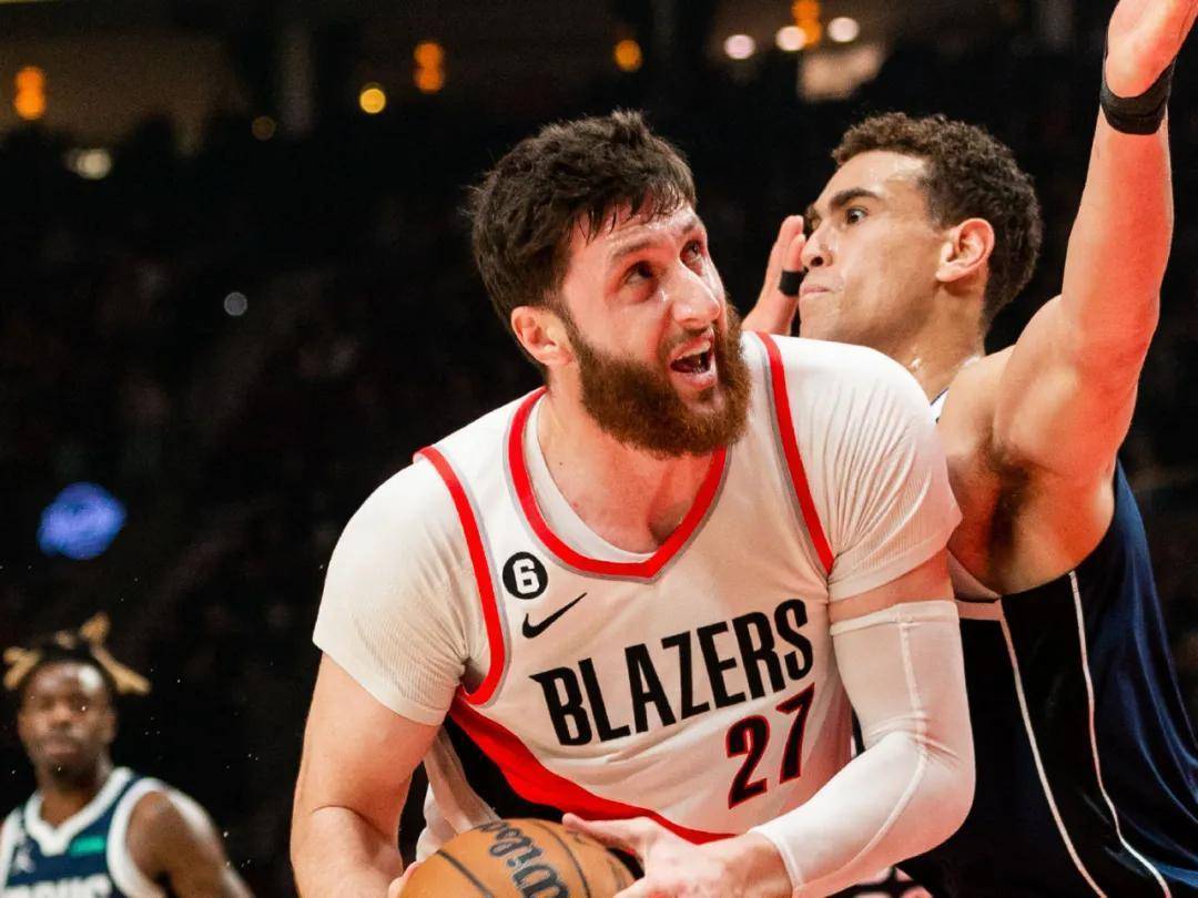 包含热那亚后防线遭遇危机，教练组讨论调整的词条