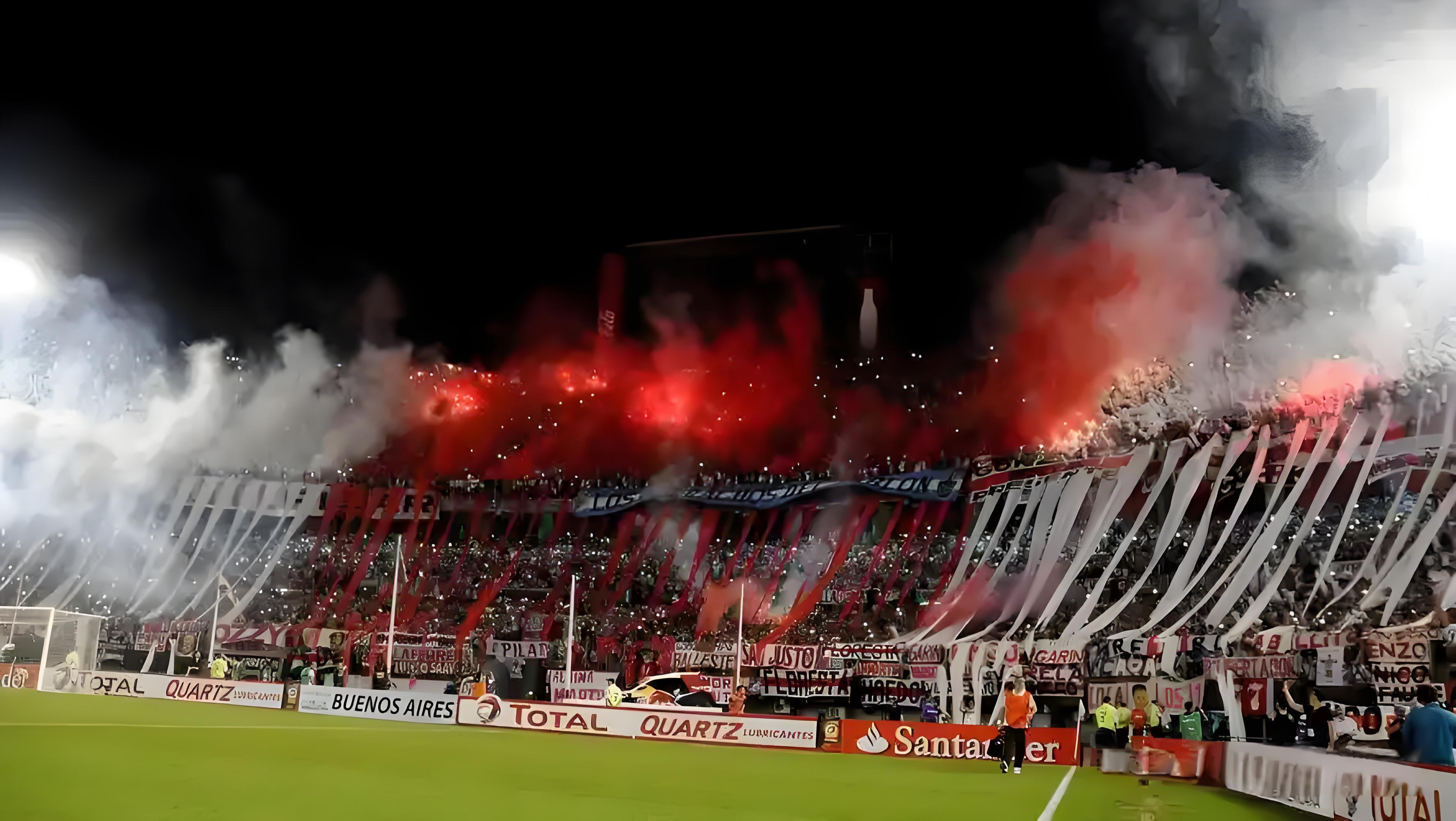 包含精彩的职业足球联赛掀起轰动的词条