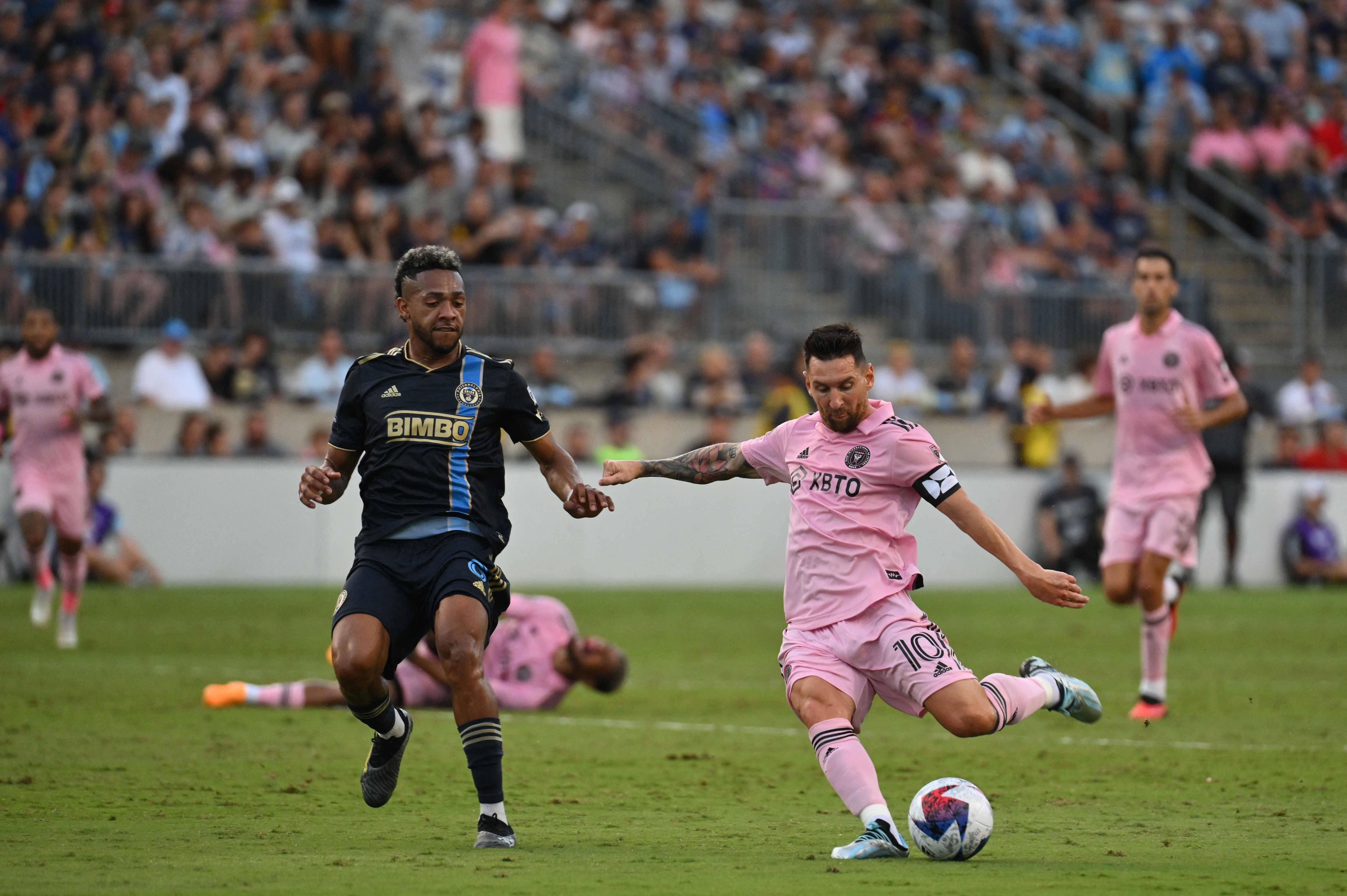 包含比利时队在国际赛事中迎战强大对手，团结一心的词条