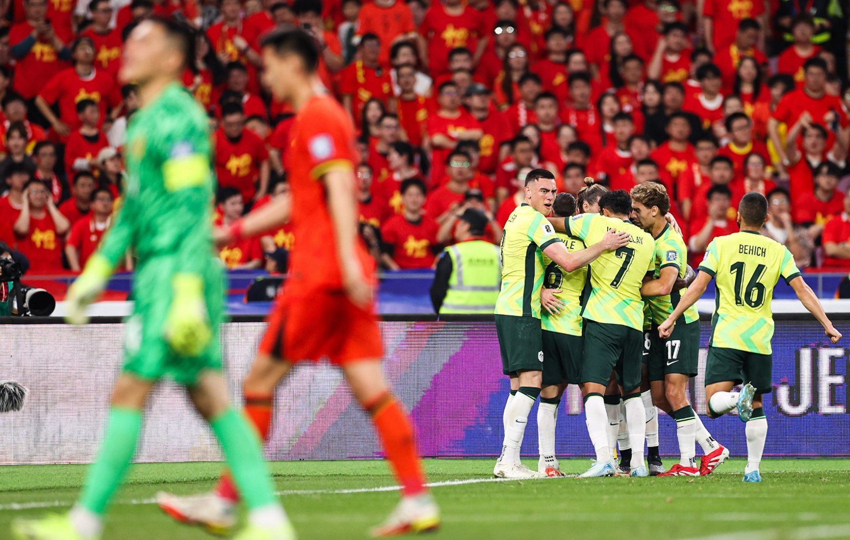 关于中国足球赛事现场直击，球员火爆对决的信息