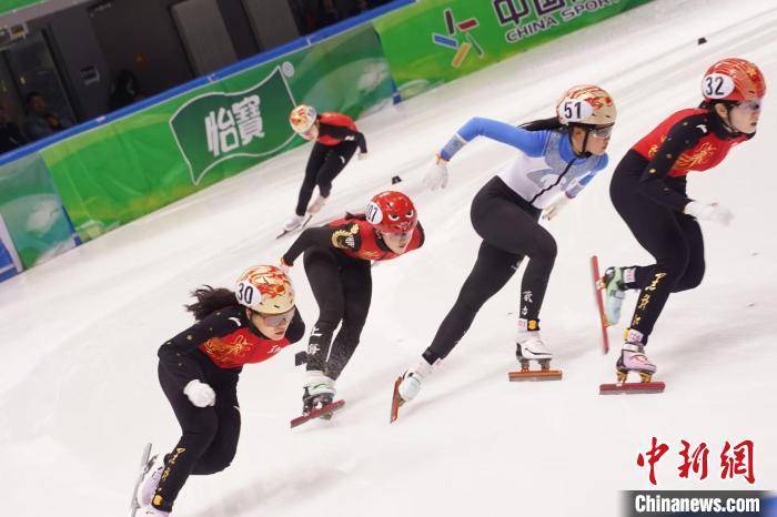 包含短道速滑比赛中出现激烈角逐，中国队表现抢眼的词条