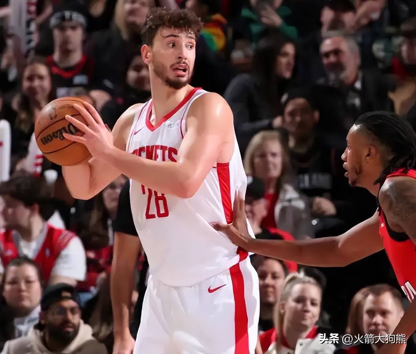 火箭队外线射手连续命中三分球帮助球队取得胜利的简单介绍