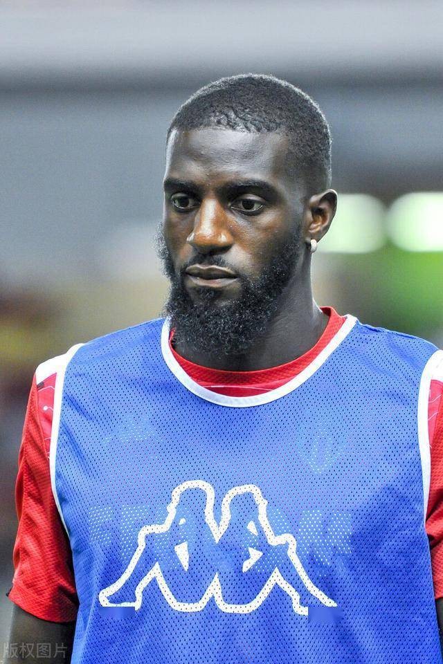 aoa体育-切尔西门将租借加盟那不勒斯，引发争议