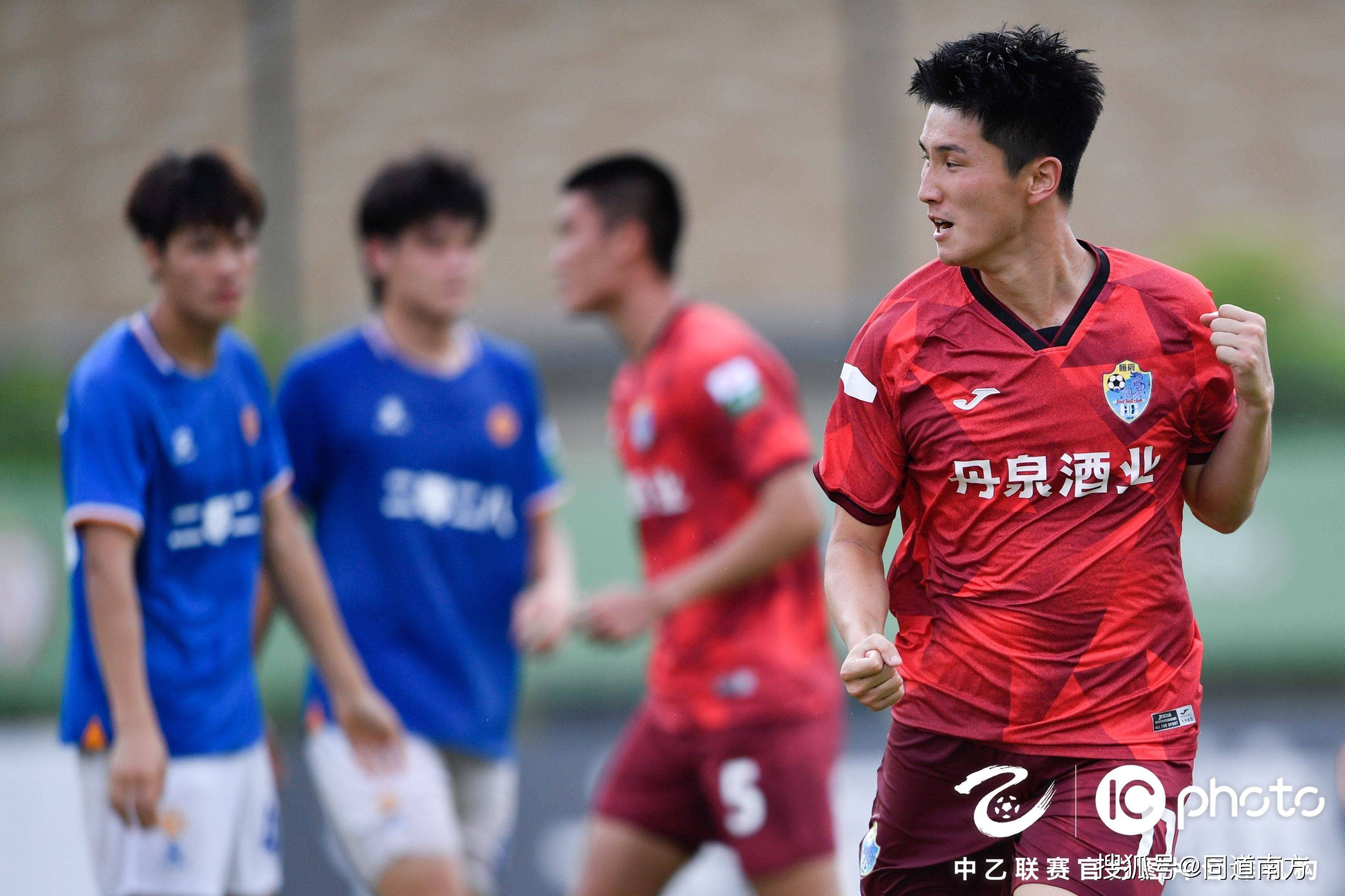 aoa体育体育官方登录入口-球队主力球员中场休息，备战关键比赛