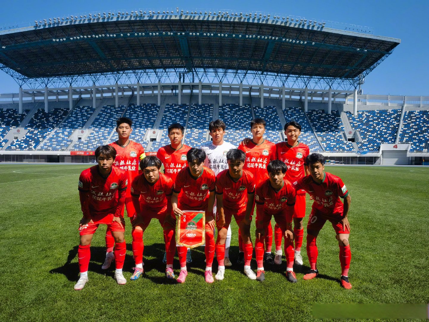 球队主力球员中场休息，备战关键比赛