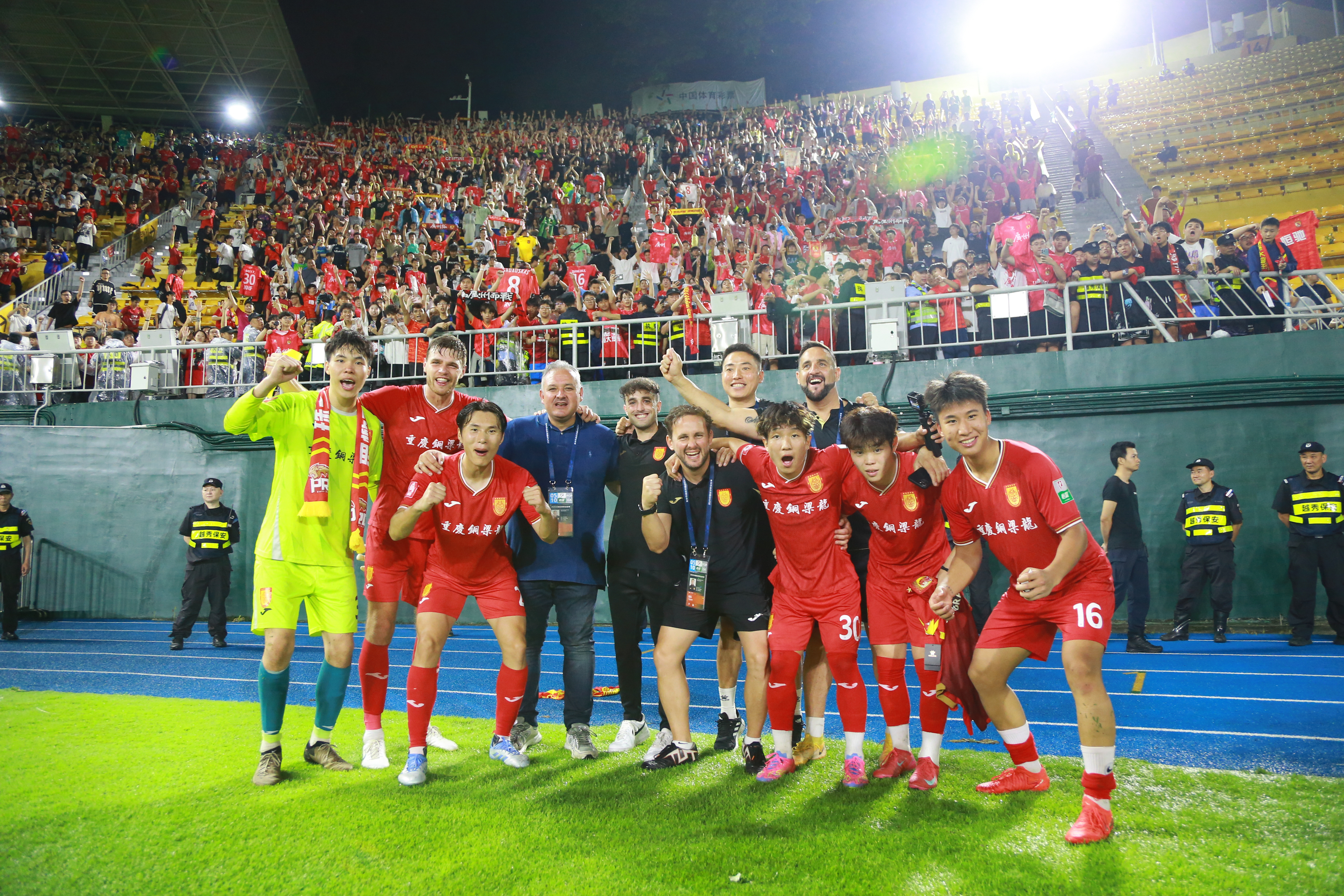 高拉特效力广州队受赞誉，成为队内领袖