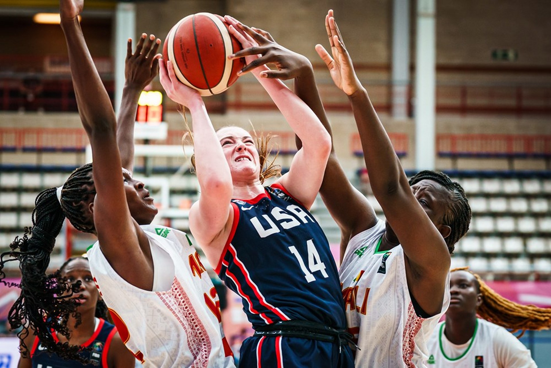 aoa体育体育地址-美国女子篮球队轻松战胜对手