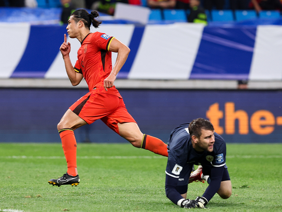 女足球员团结拼搏，冲向胜利